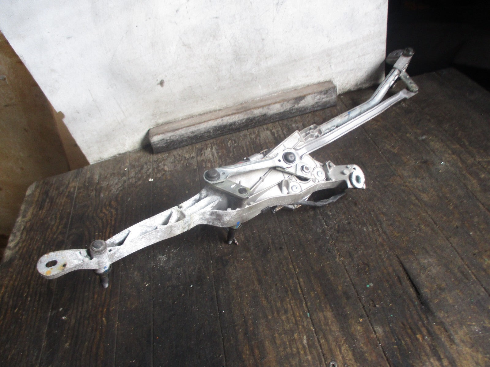 MERCEDES BENZ E CLASS W212 2012 FRONT WINDSCREEN WIPER MOTOR LINKAGE A2128201340