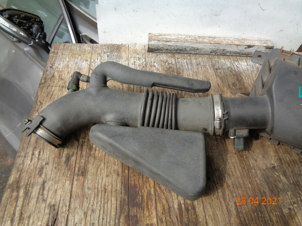 FORD LINCOLN TOWN CAR 2006 AIR INTAKE FILTER BOX PLASTIC TUBE PIPE MAF ASSEMBLY
