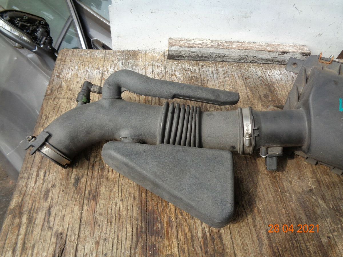 FORD LINCOLN TOWN CAR 2006 AIR INTAKE FILTER BOX PLASTIC TUBE PIPE MAF ASSEMBLY