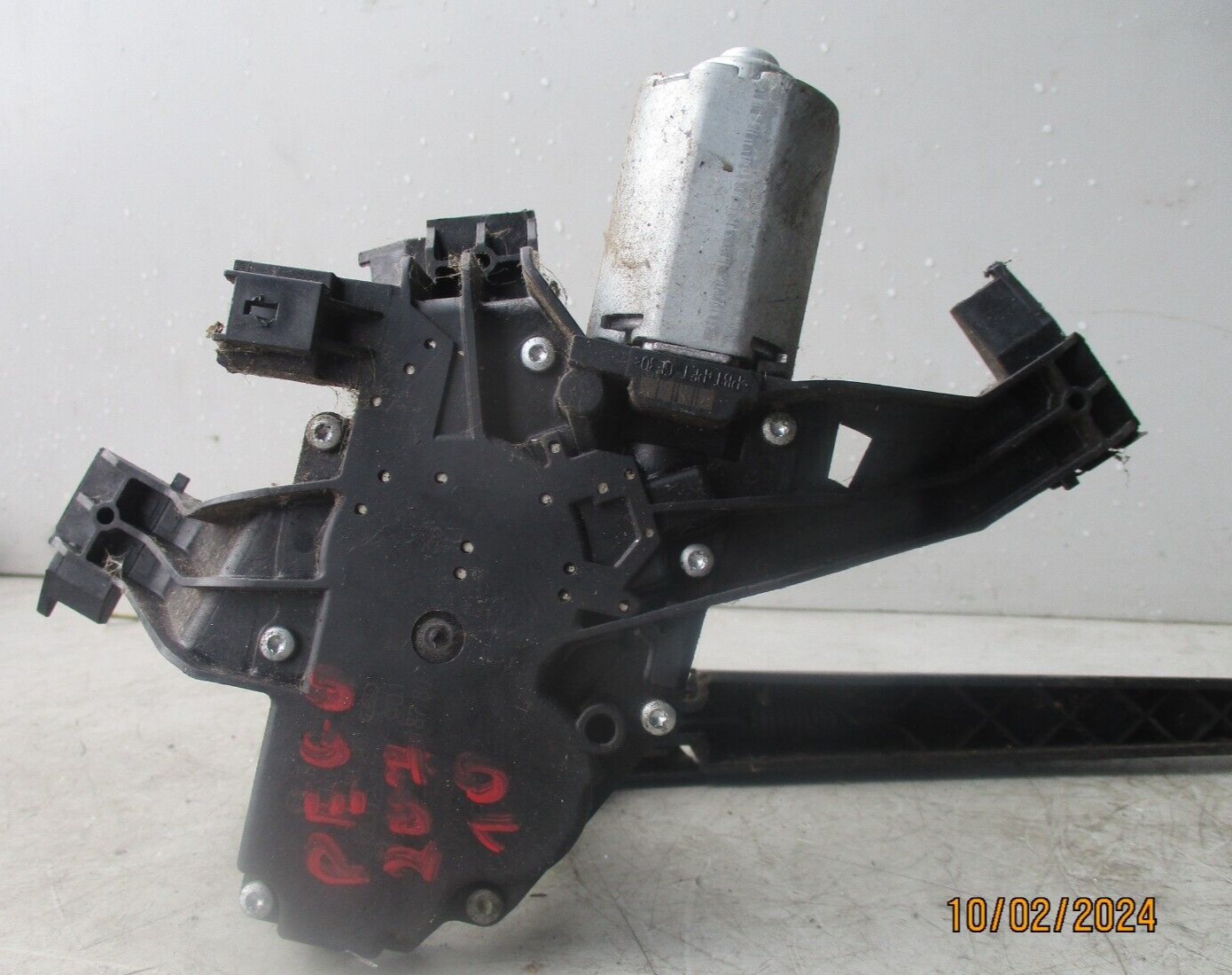 2010 PEUGEOT 207 REAR WINDSCREEN WIPER MOTOR WITH WIPER ARM 0390201813