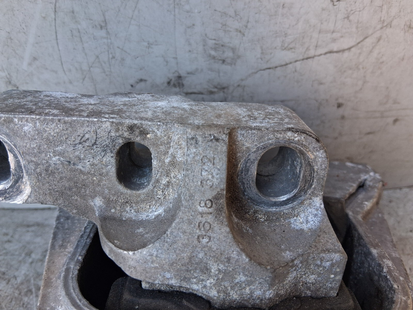 VW VOLKSWAGEN PASSAT B6 2.0 DIESEL ENGINE MOUNT 3C0199555