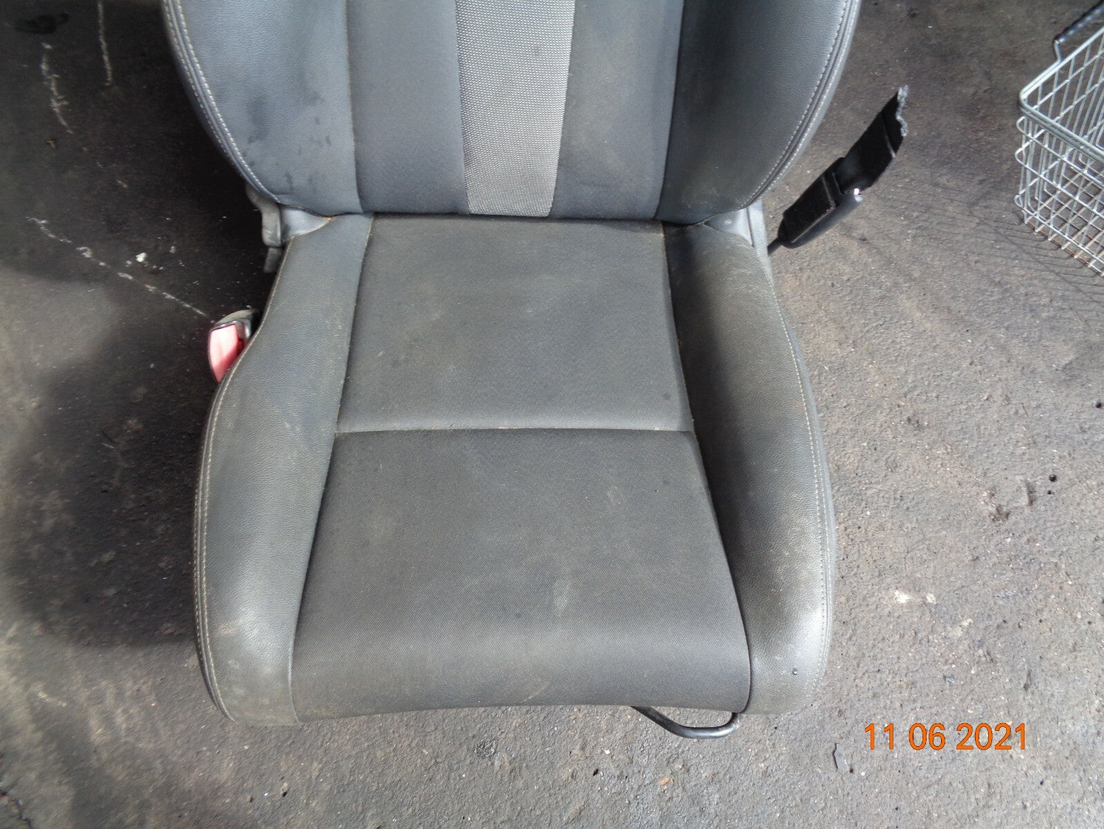 RENAULT MEGANE MK3 2014 NSF PASSENGER SIDE FRONT HALF LEATHER SEAT ASSEMBLY