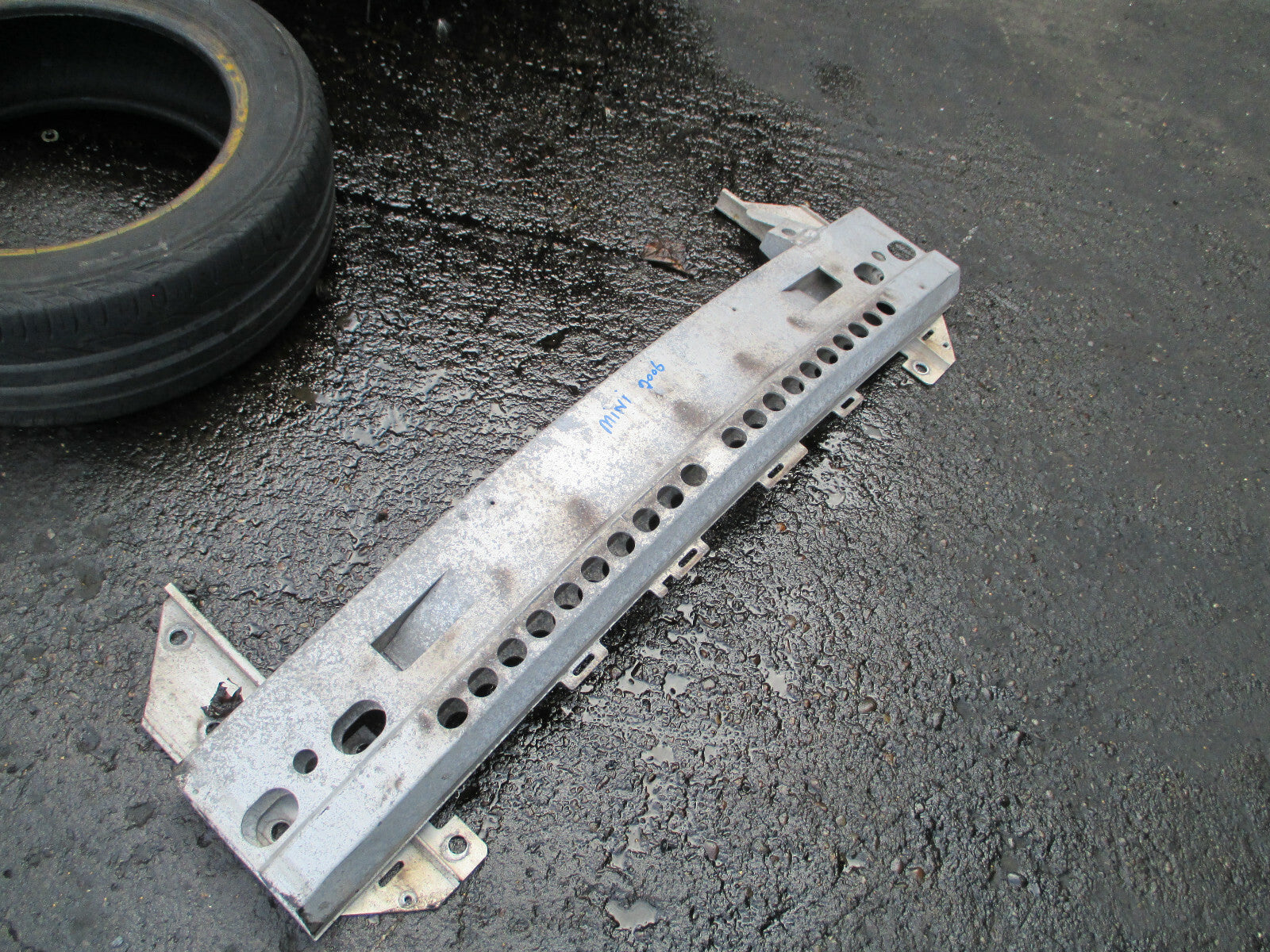 BMW MINI COOPER R50 2006 1.6 PETROL FRONT BUMPER REINFORCEMENT BAR
