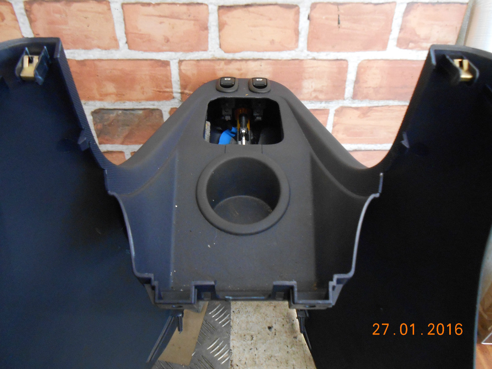 PEUGEOT 1007 2005 CENTRE CONSOLE GEARSTICK SURROUND WITH WINDOW SWITCHES 12V