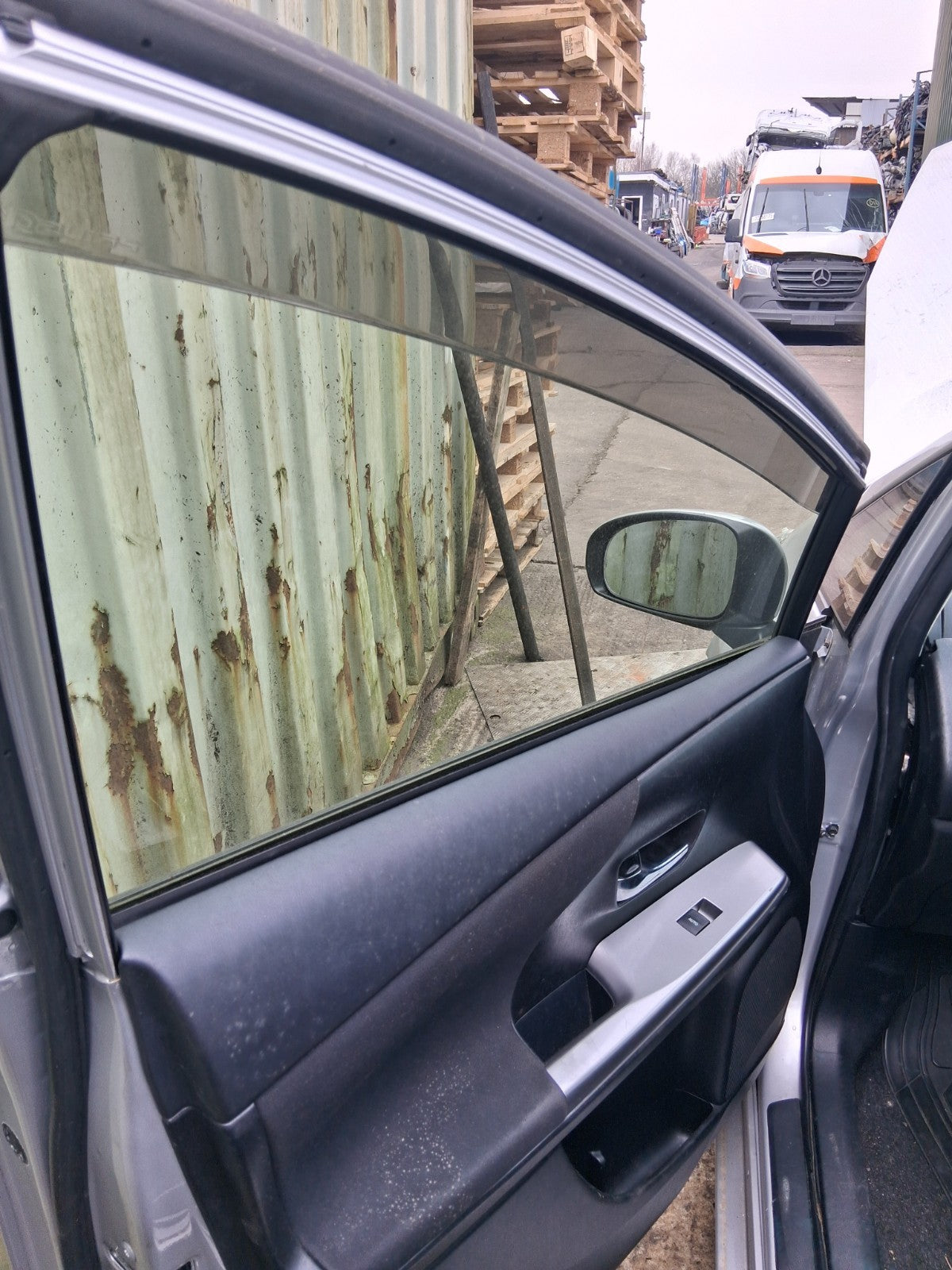 2018 TOYOTA PRIUS V PLUS XW40 NSF PASSENGER SIDE FRONT LEFT WINDOW GLASS