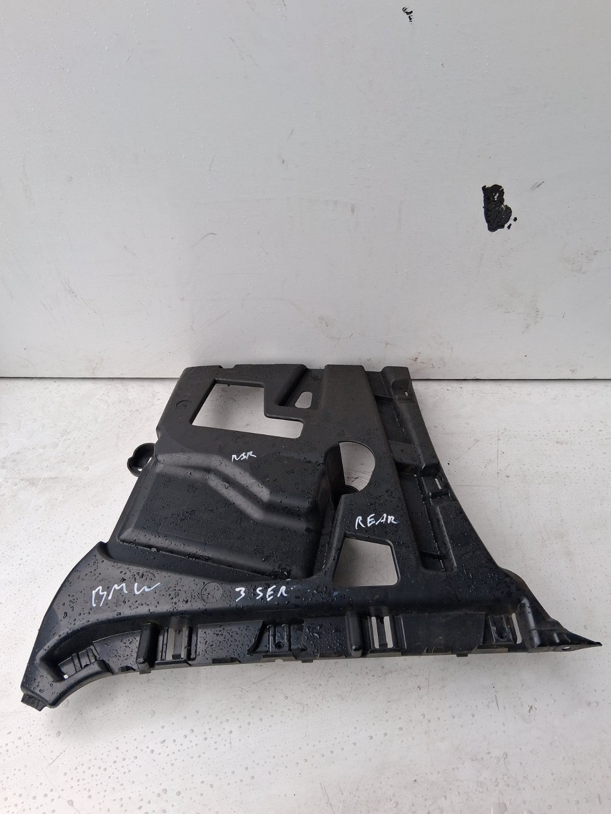 2017 BMW 3 SERIES NSR PASSENGER SIDE REAR BUMPER MOUNTING BRACKET 5112738446