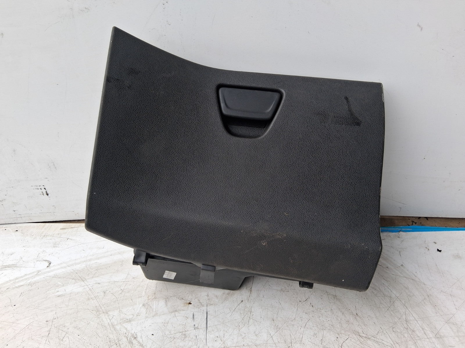 2014 FORD FIESTA MK7 FRONT DASHBOARD GLOVE BOX STORAGE COMPARTMENT BA61A06010