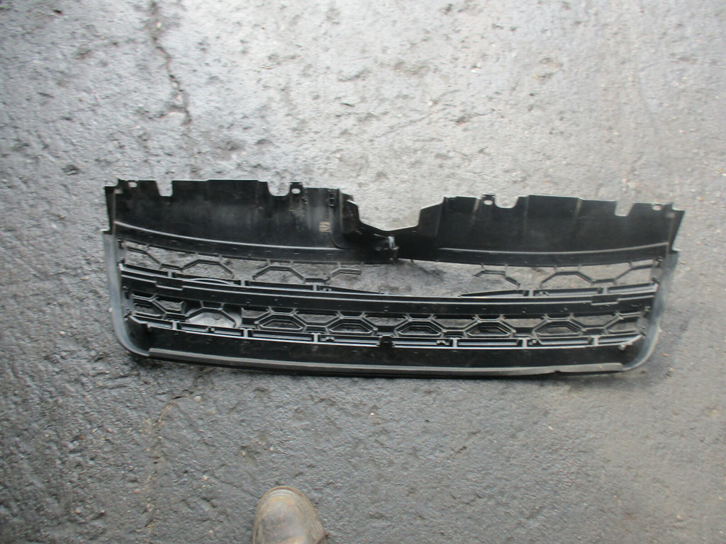LAND ROVER DISCOVERY SPORT L550 FRONT GRILL & BADGE EMBLEM BLACK DAMGED