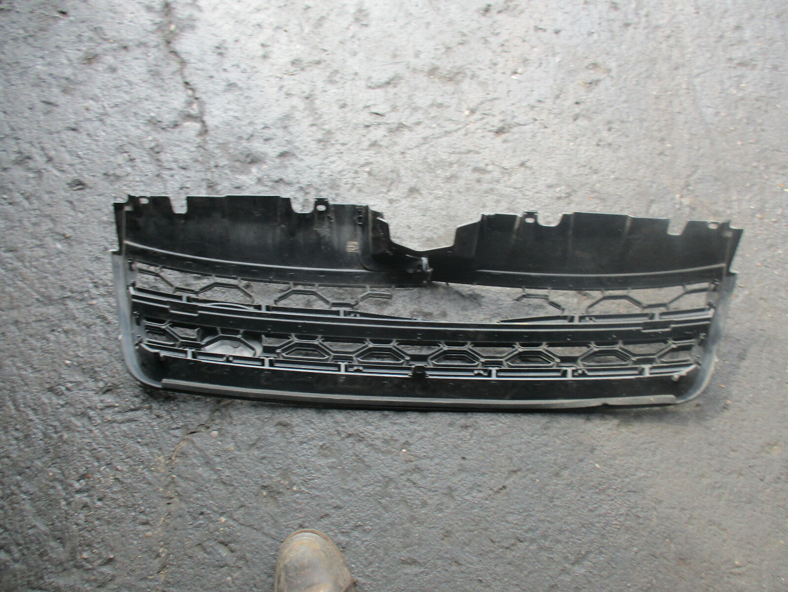 LAND ROVER DISCOVERY SPORT L550 FRONT GRILL & BADGE EMBLEM BLACK DAMGED