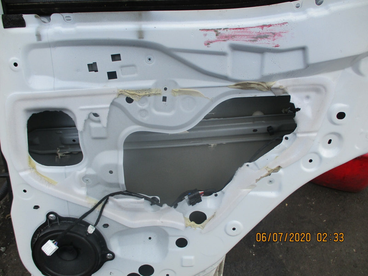 NISSAN QASHQAI 2018 J11 REAR RIGHT DOOR WHITE DAMAGED