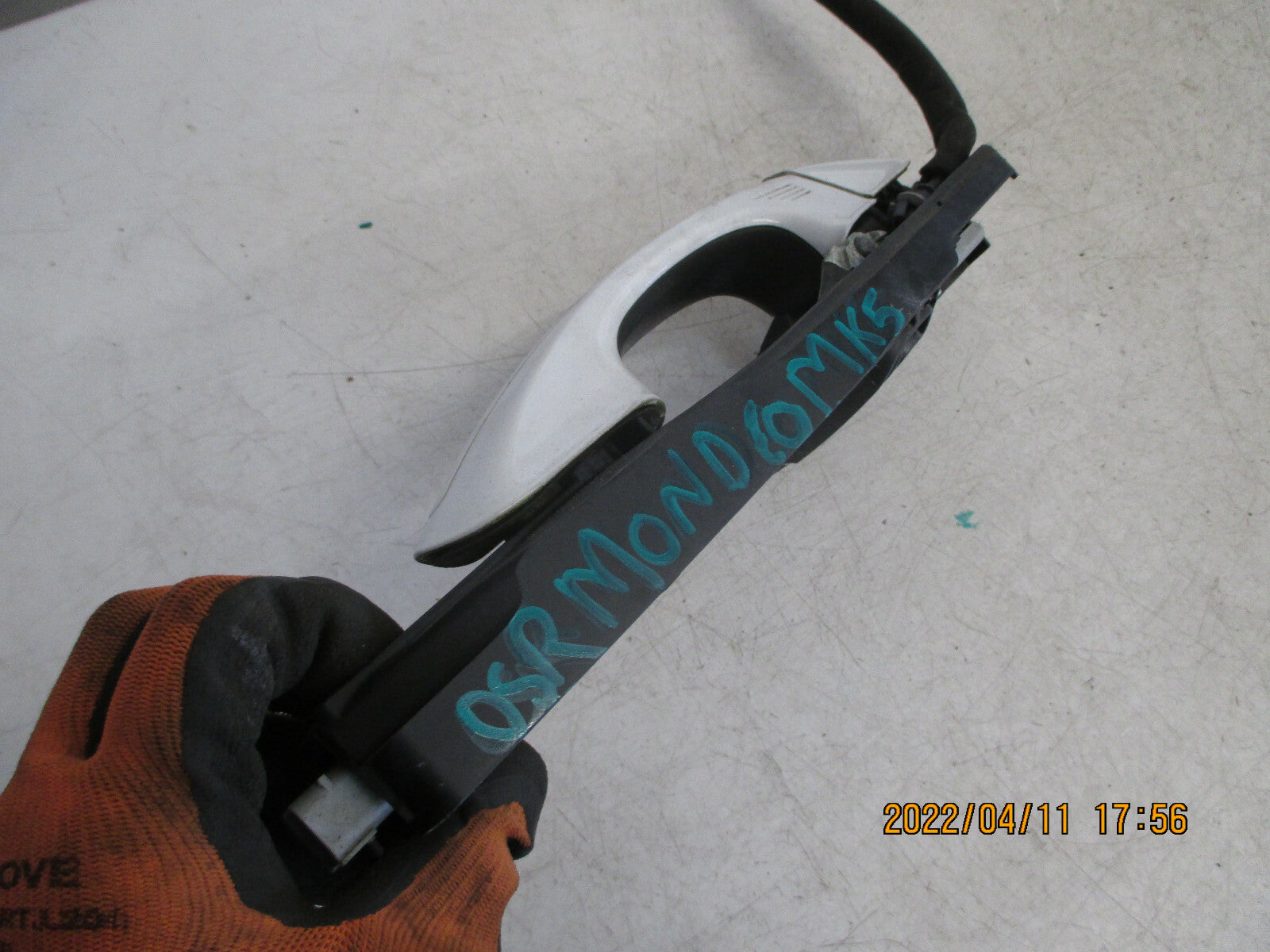 FORD MONDEO MK5 2015 OSR DRIVER SIDE REAR EXTERIOR DOOR HANDLE + BRACKET WHITE