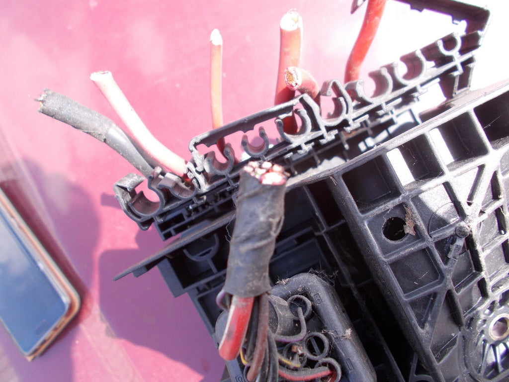 VOLKSWAGEN GOLF MK5 FUSE BOX 1718130