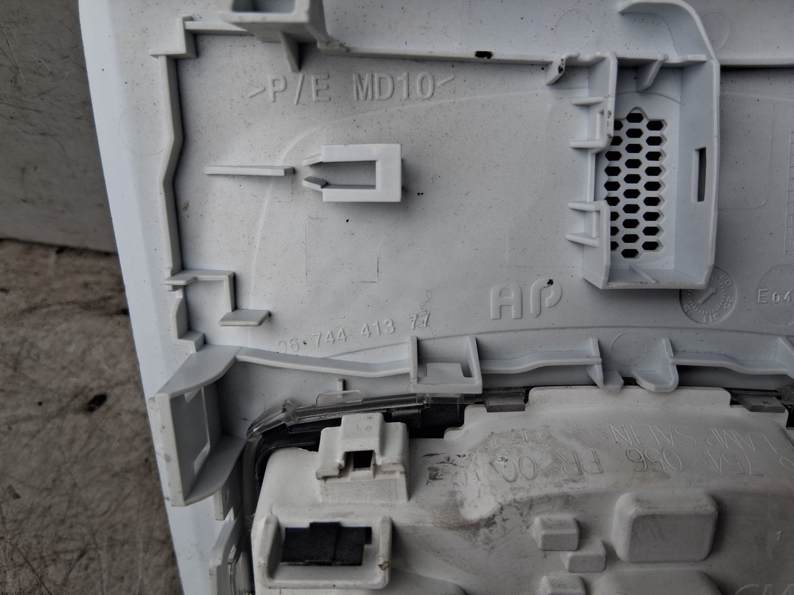 2012 PEUGEOT 208 FRONT INTERIOR ROOF READING COURTESY LIGHT 9674441377