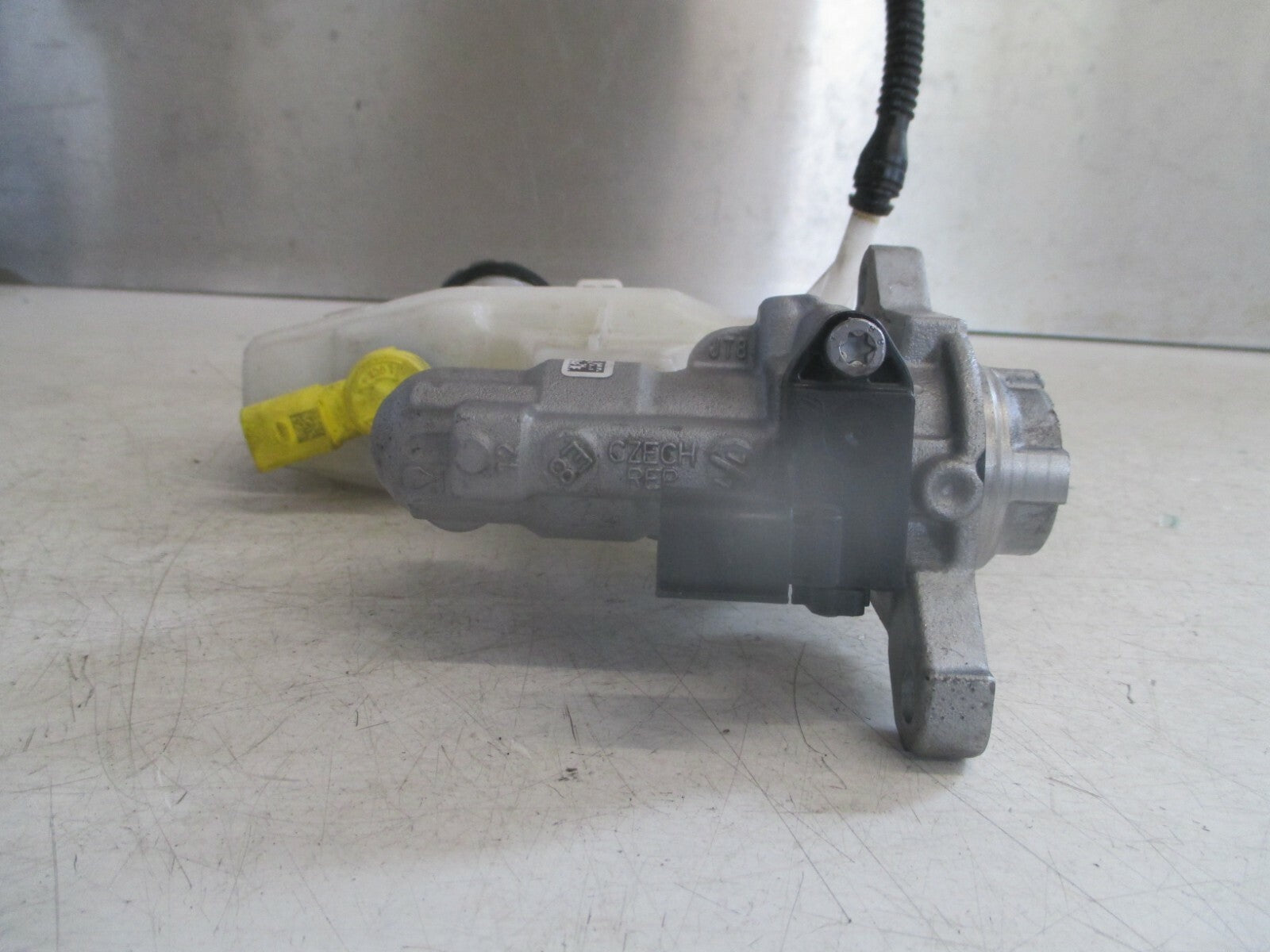 2019 VOLKSWAGEN POLO BRAKE MASTER CYLINDER RESERVOIR 2Q2611301