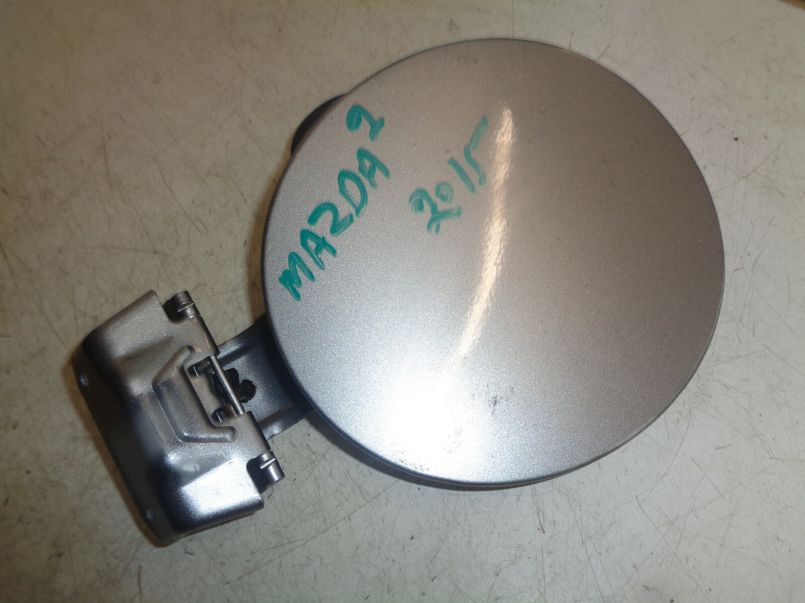 MAZDA 2 DJ MK3 2015 FUEL FILLER FLAP CAP COVER SILVER