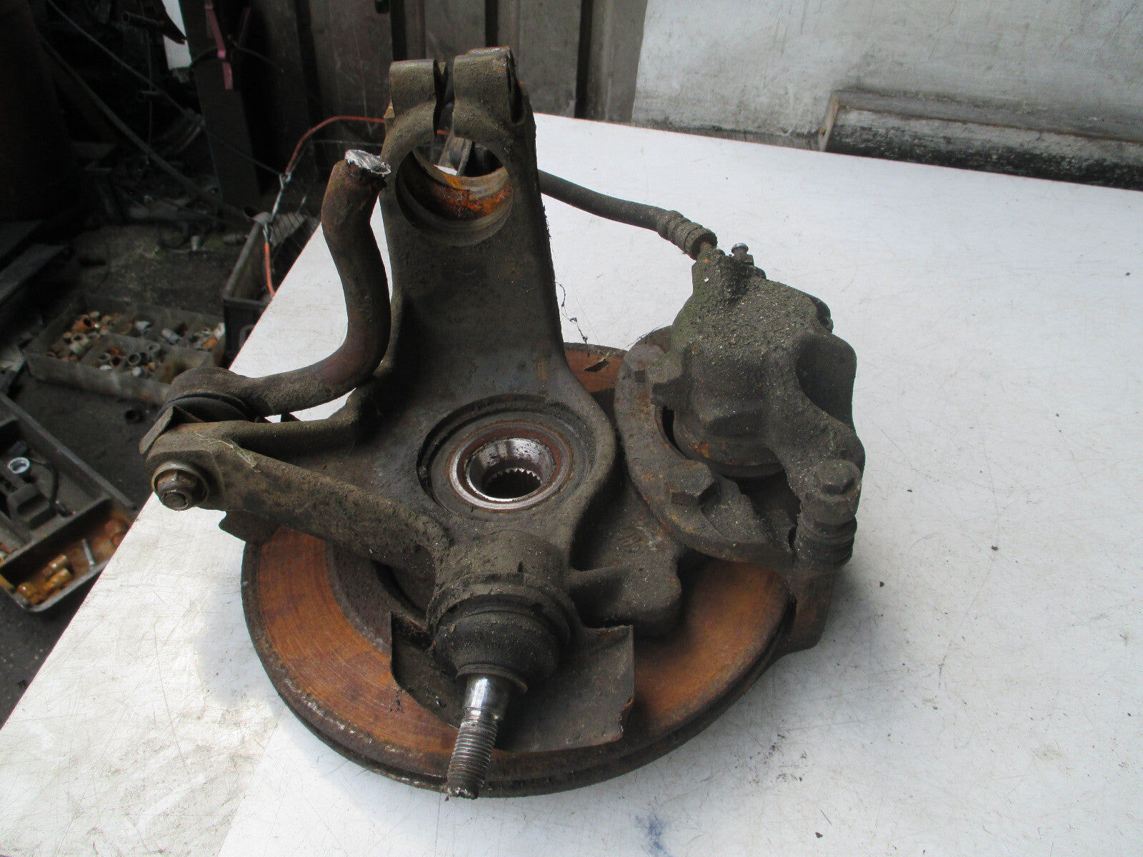 PEUGEOT 405 1997 1.9 TDI NSF PASSENGER FRONT BRAKE CALIPER HUB SHOCK SPRING