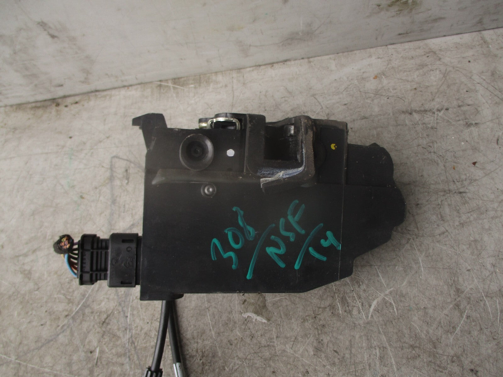 2014 PEUGEOT 308 MK2 NSF PASSENGER SIDE FRONT DOOR LOCK MECHANISM 9810309580