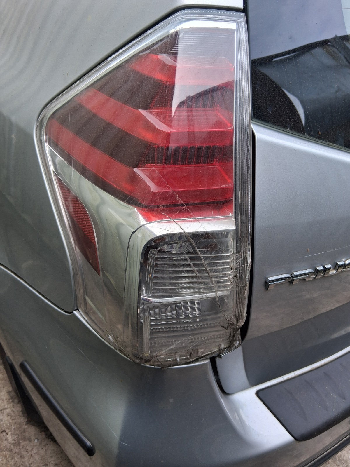 2018 TOYOTA PRIUS V PLUS XW40 NSR PASSENGER SIDE REAR LEFT TAIL LIGHT DAMAGED