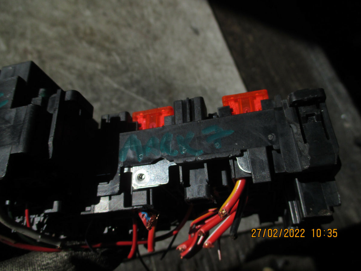 VOLKSWAGEN GOLF 2018 MK7 FUSE RELAY BOX