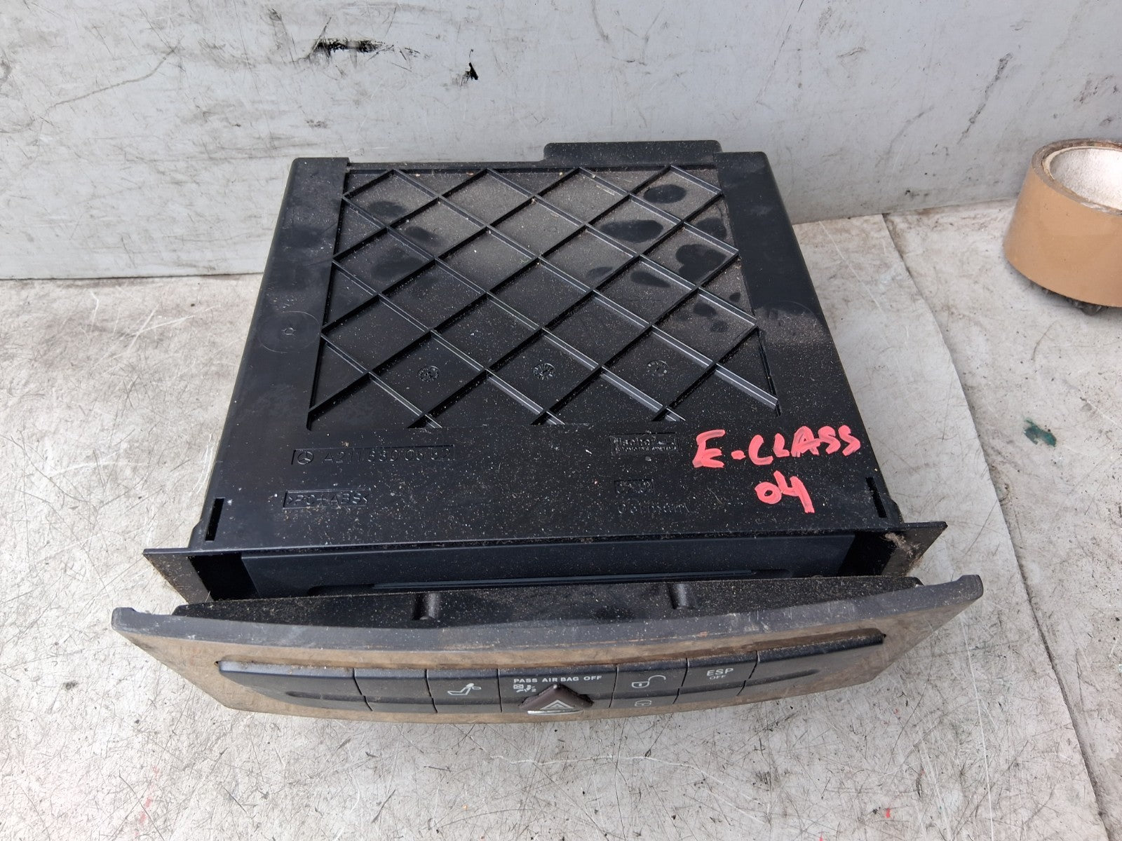 2004 MERCEDES E CLASS W211 HAZARD WARNING LIGHT SWITCH PANEL TRAY A2116800552