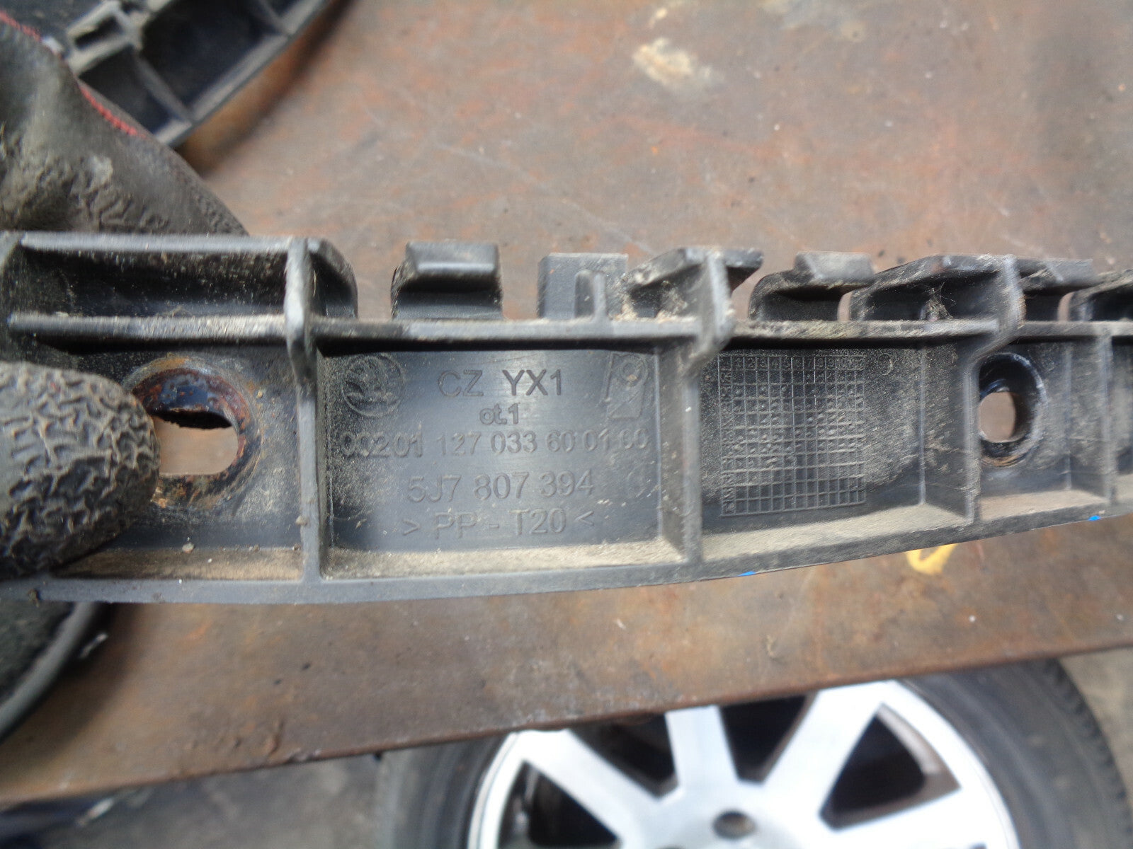 SKODA ROOMSTER 2011 REAR PASSENGER DRIVER SIDE BUMPER BRACKET 5J7807393