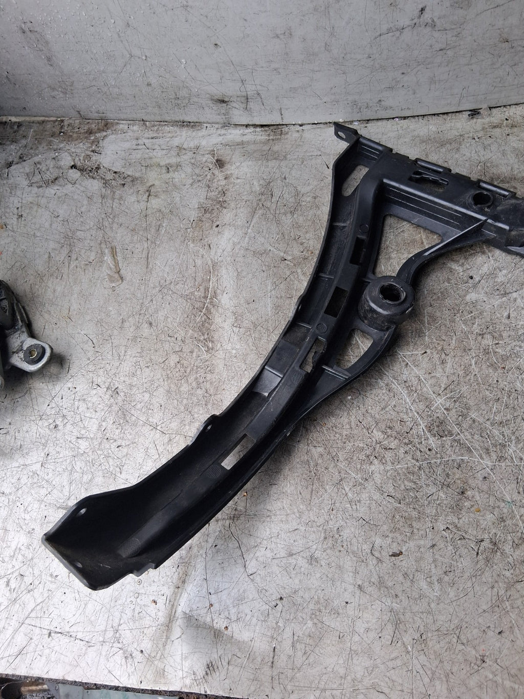 2021 MERCEDES BENZ A CLASS REAR SIDE BUMPER BRACKET HOLDER A1778851000