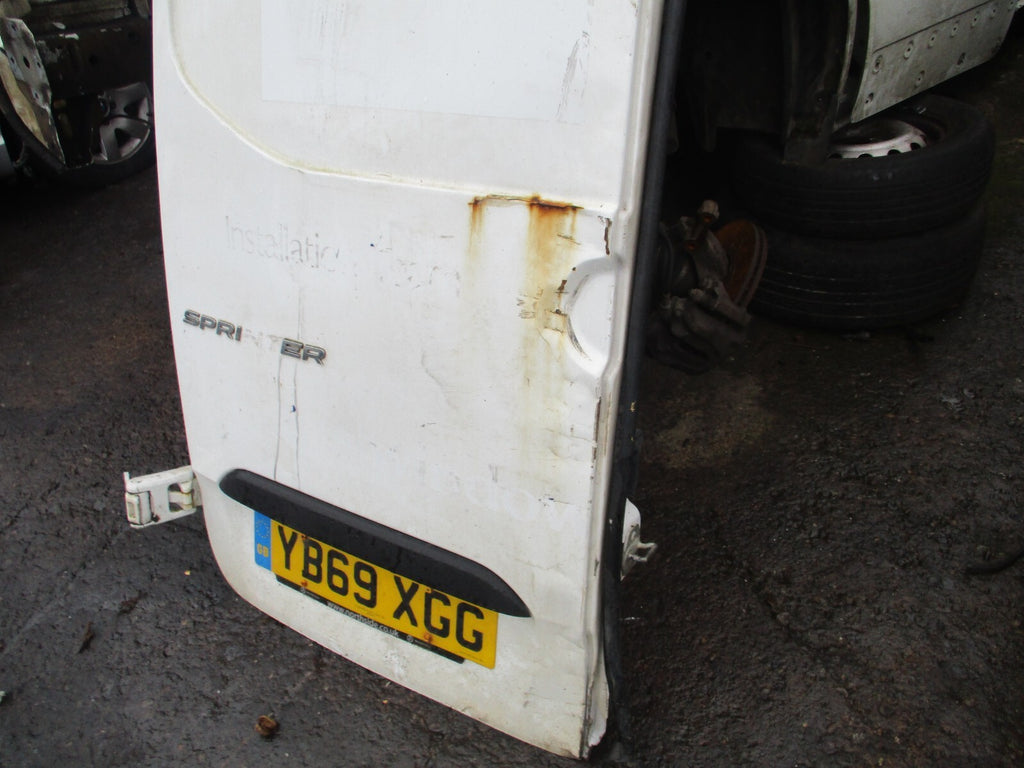 2019 MERCEDES BENZ SPRINTER W907 NSR PASSENGER SIDE REAR DOOR WHITE HAS DENTS