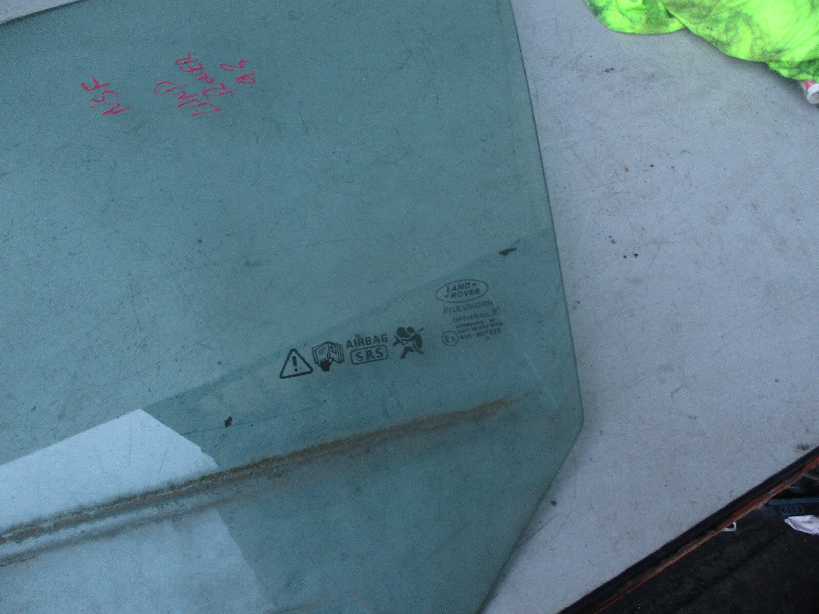LAND ROVER 2000 NSF PASSENGER SIDE FRONT WINDOW GLASS