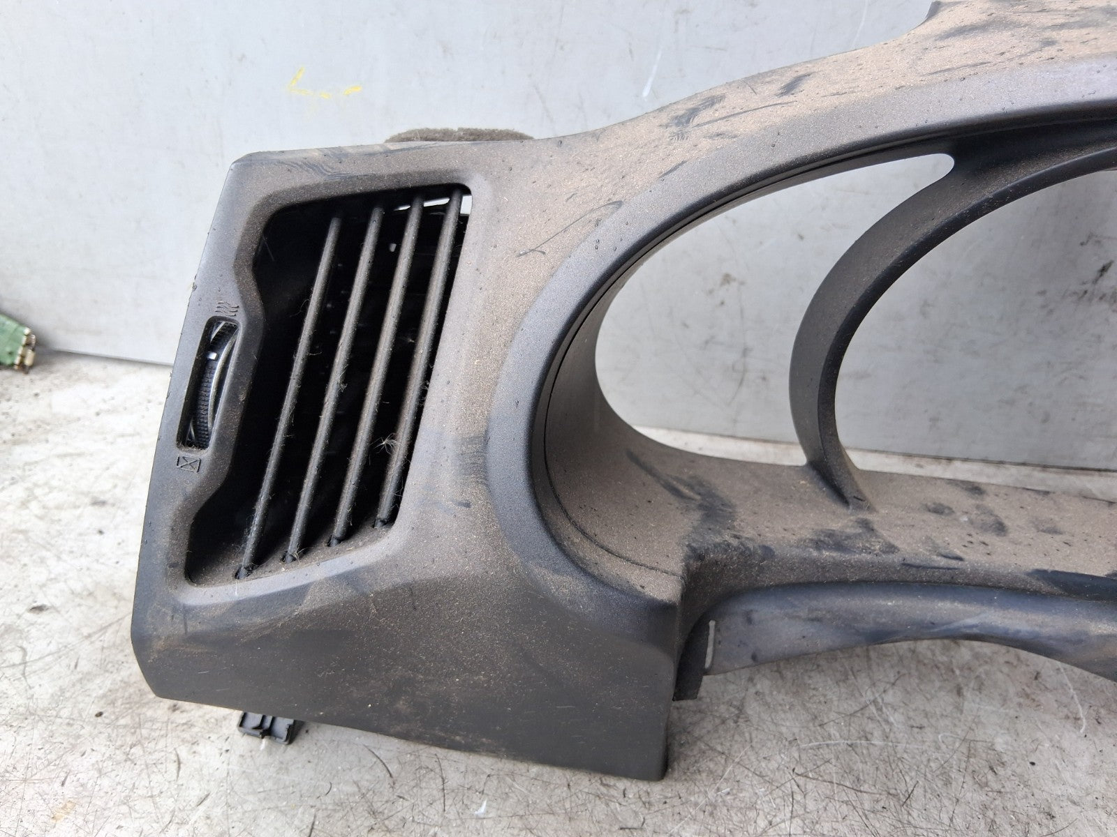 KIA SPORTAGE MK3 2012 FRONT DASHBOARD CENTRE AIR VENT TRIM PANEL