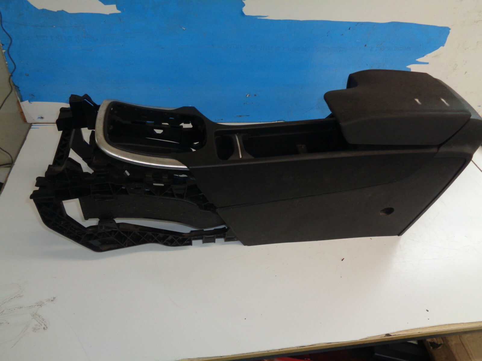 JAGUAR XF 3.0 D 2010 CENTRE CONSOLE WITH ARMREST