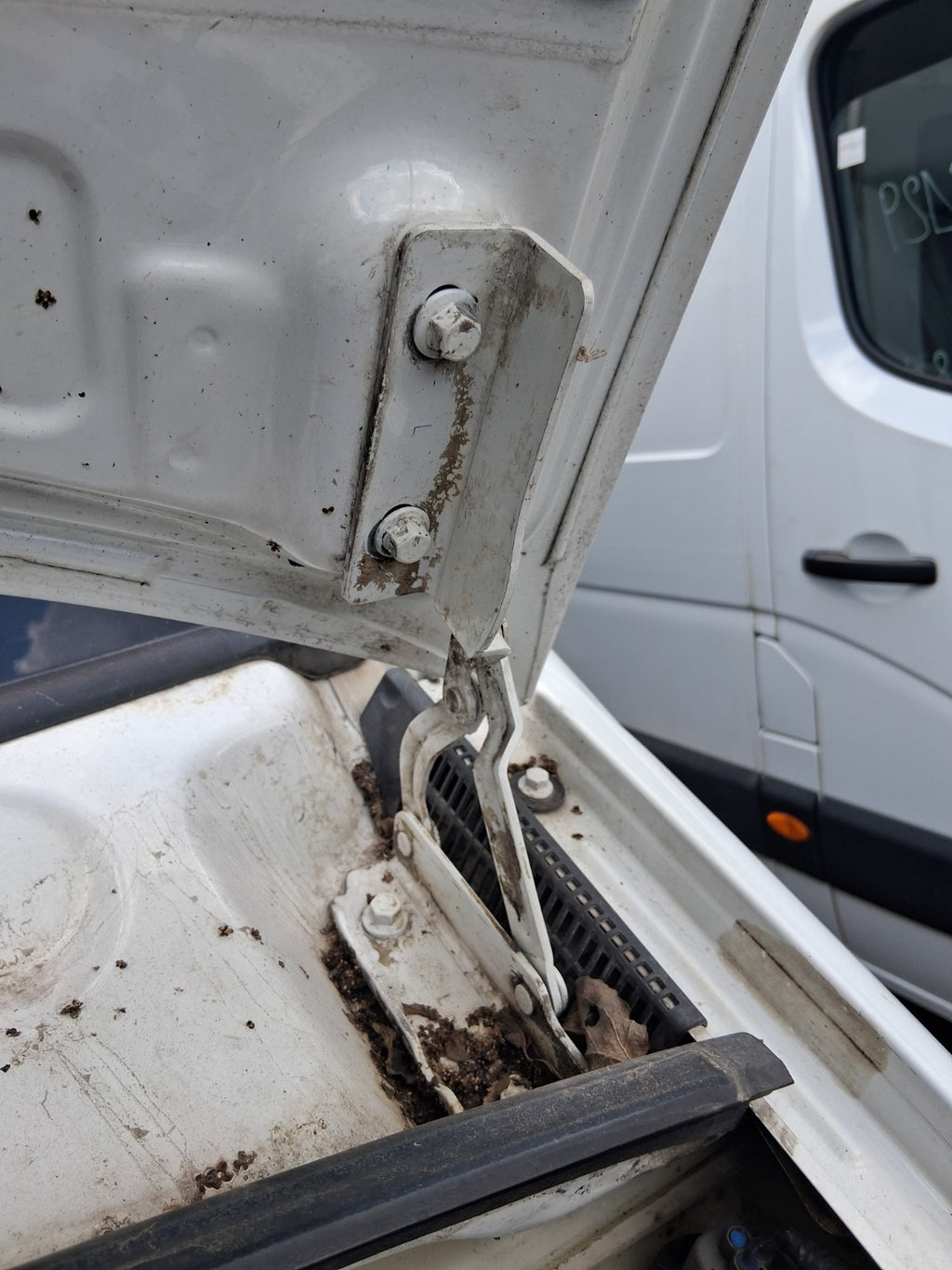 2020 SAIC LDV V80 NSF PASSENGER SIDE FRONT LEFT BONNET HINGE