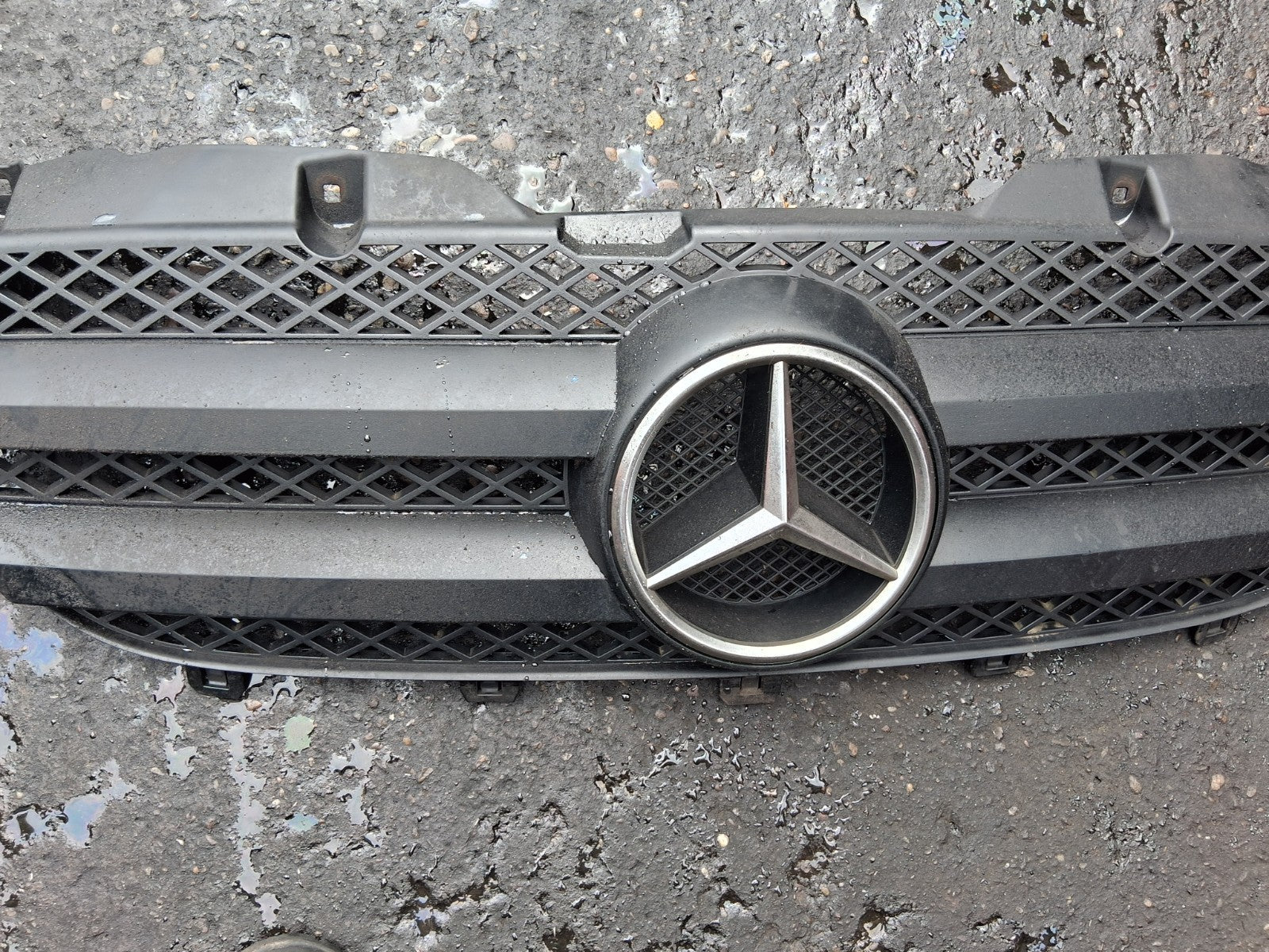 2015 MERCEDES BENZ SPRINTER W907 FRONT BUMPER CENTRE MAIN GRILL A9068800385