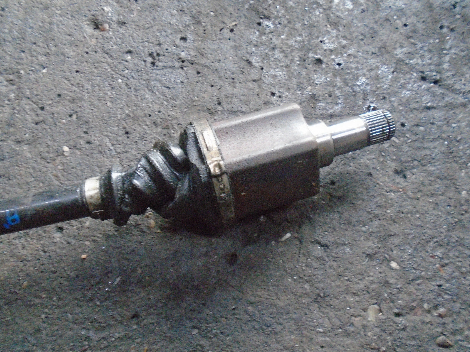 AUDI A1 8X 2015 1.4 TFSI NS PASSENGER SIDE DRIVESHAFT DAMAGED 6C0407271