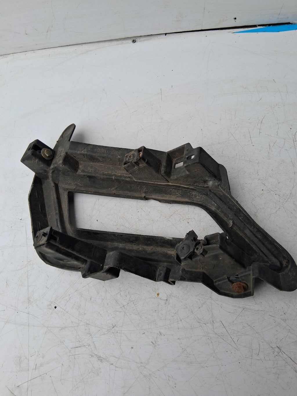 NISSAN QASHQAI MK2 OSF OFF RIGHT DRIVER SIDE FRONT FOG LIGHT BRACKET 622565FA0A