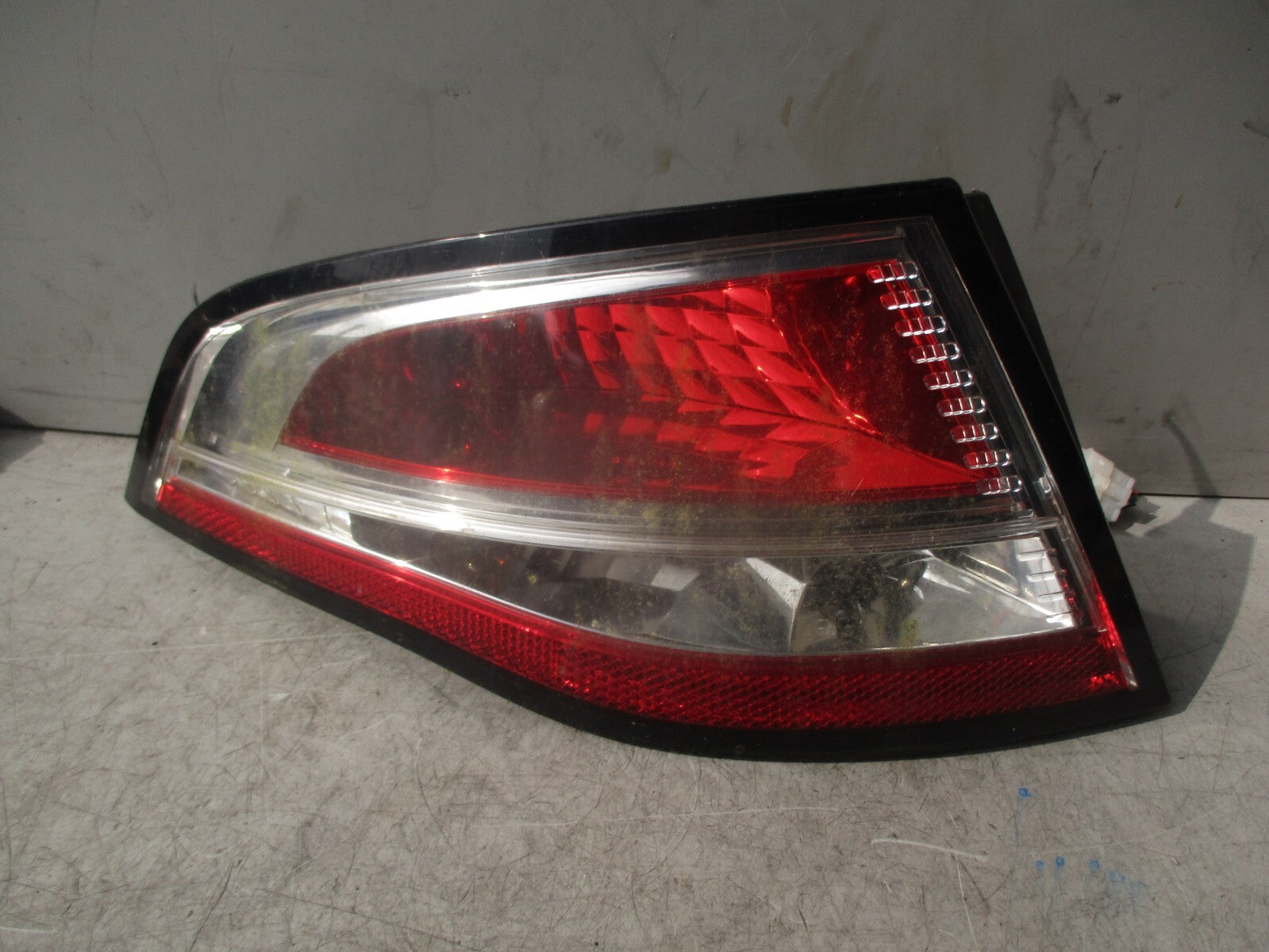 2010 FORD DORCHESTER COLEMAN MILNE NSR PASSENGER SIDE REAR LIGHT 8R2913405CB