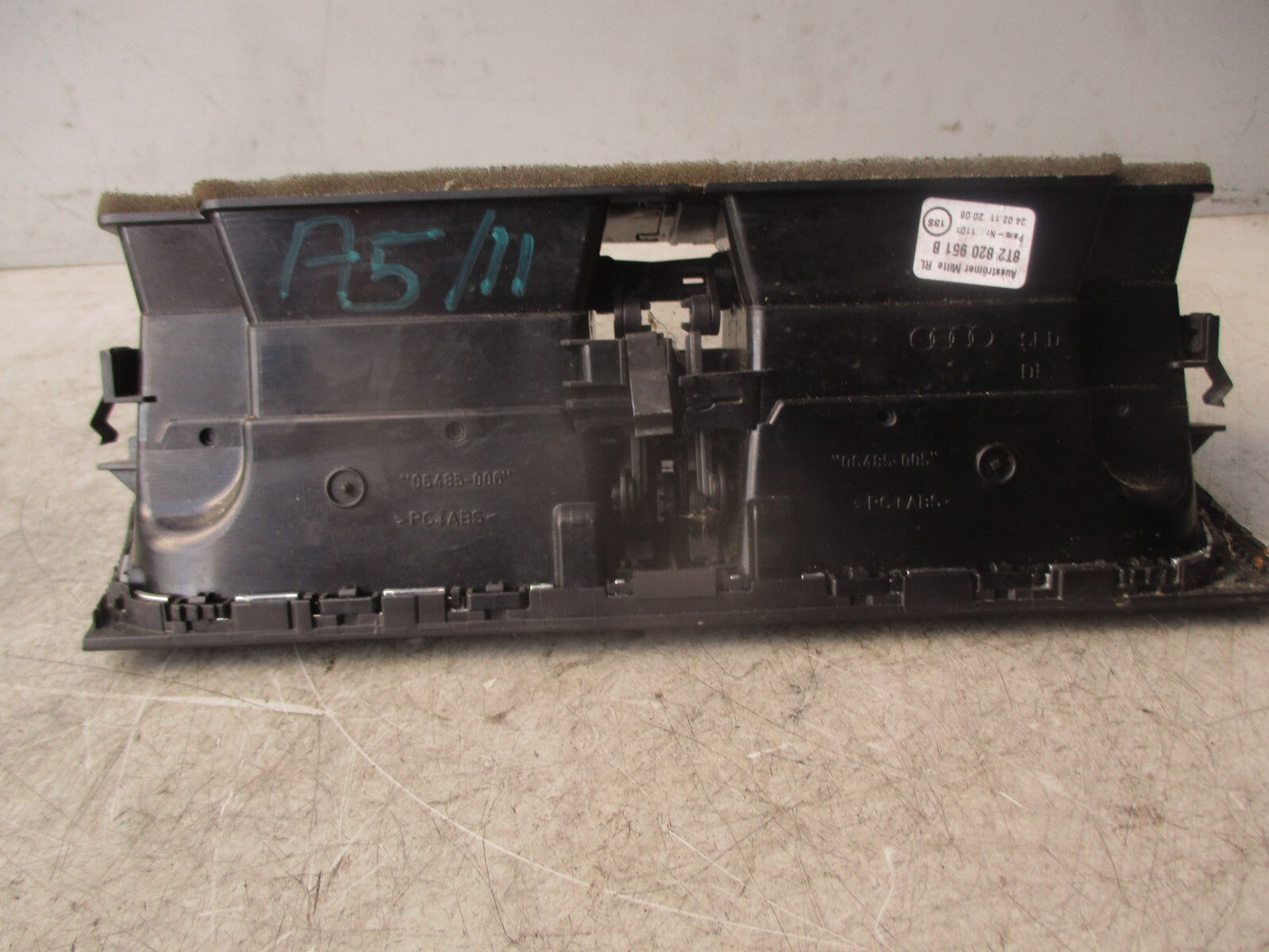 2011 AUDI A5 8T CENTRE DASHBOARD AIR VENT 8T2820951B