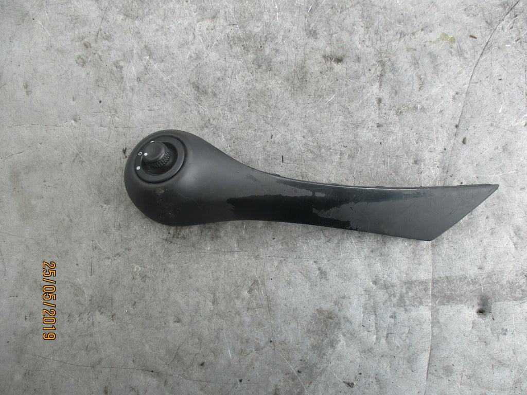 RENAULT MEGANE MK2 ELECTRIC MIRROR CONTROL SWITCH 8200297165