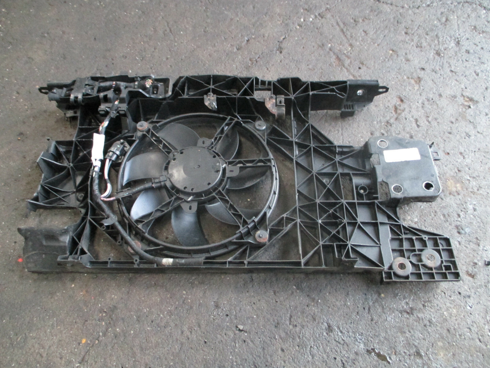 RENAULT SCENIC MK3 2012 FAN RADIATOR BRACKET ASSELMBLY 240111960R