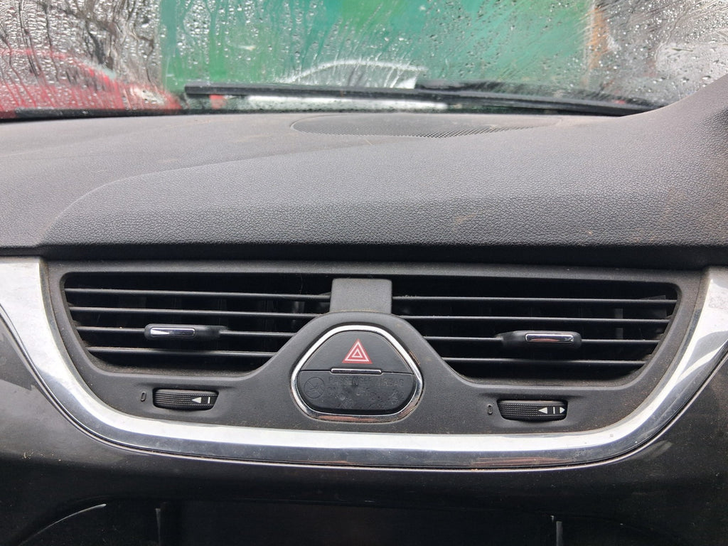 2017 VAUXHALL CORSA E FRONT DASHBOARD CENTRE AIR VENT WITH HAZARD SWITCH
