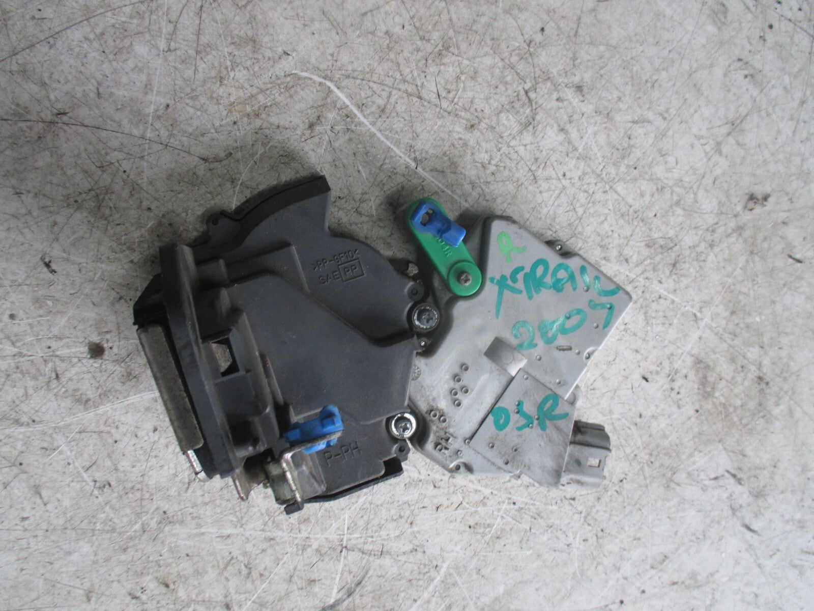 NISSAN X TRAIL T30 2007 RIGHT REAR DOOR LOCK 825528H71B ATD