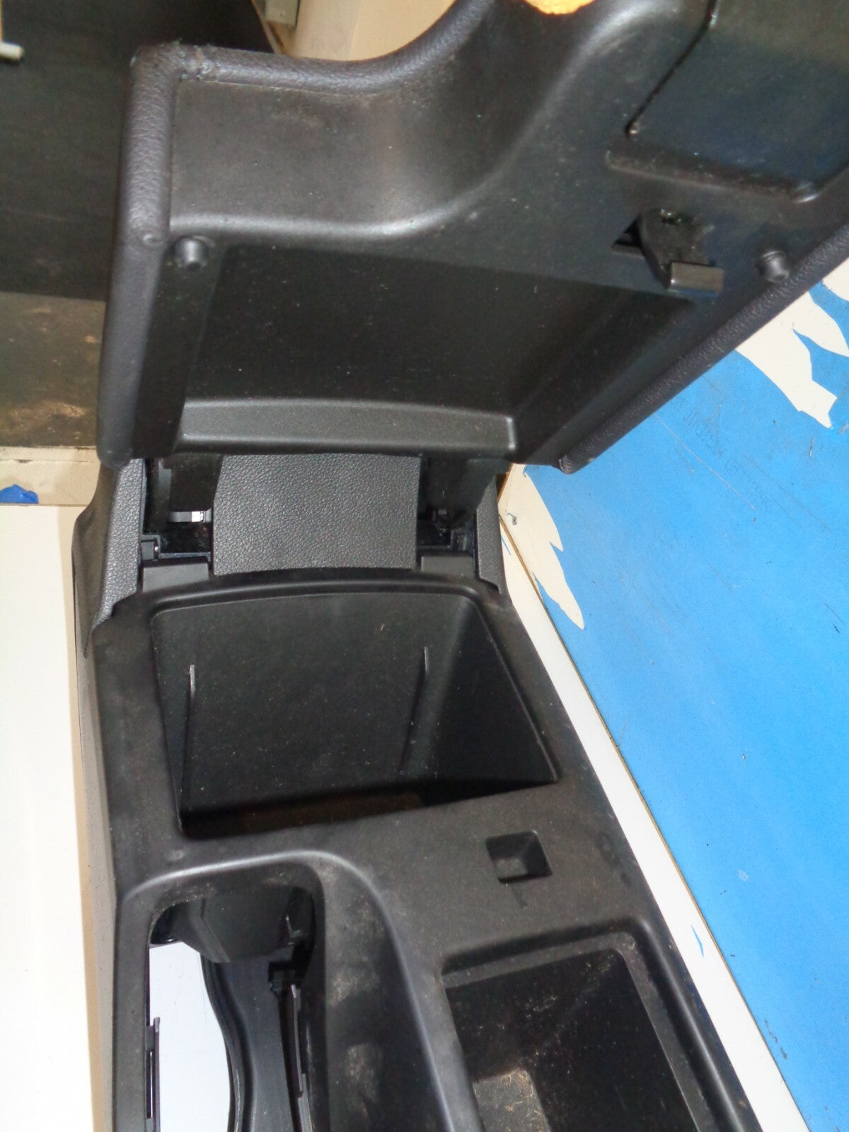 JAGUAR XF 3.0 D 2010 CENTRE CONSOLE WITH ARMREST