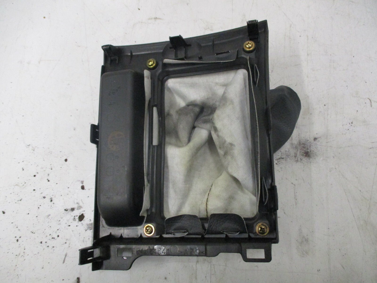 MAZDA 3 TS 2004 CENTRE CONSOLE GEAR STICK LEATHER GAITER SURROUND PLASTIC TRIM