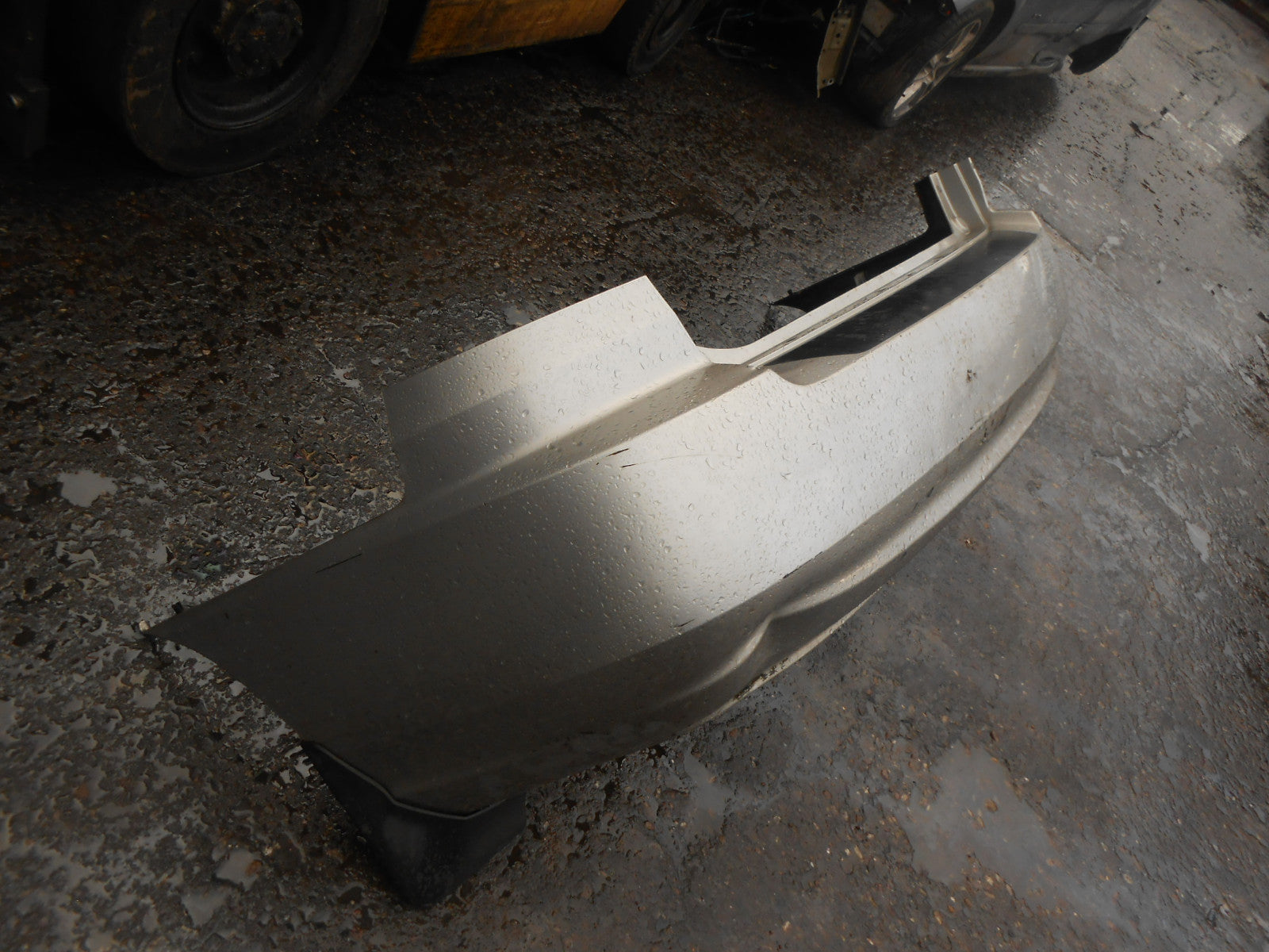 KIA CARENS MK2 FACELIFT 2004 REAR BACK PLASTIC BUMPER SILVER DAMAGED