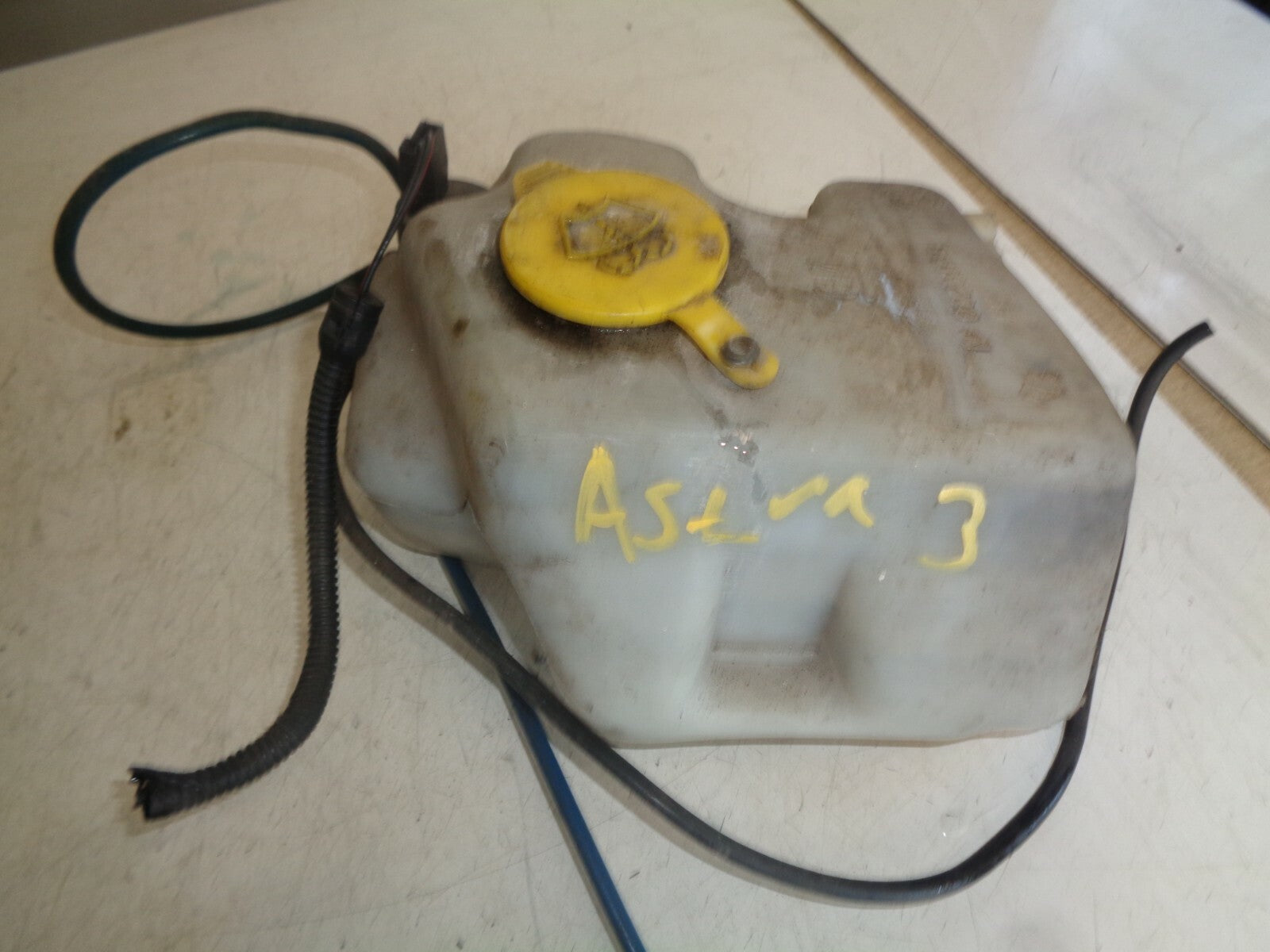 VAUXHALL ASTRA F 1998 MK3 WINDSCREEN WASHER BOTTLE 0023935