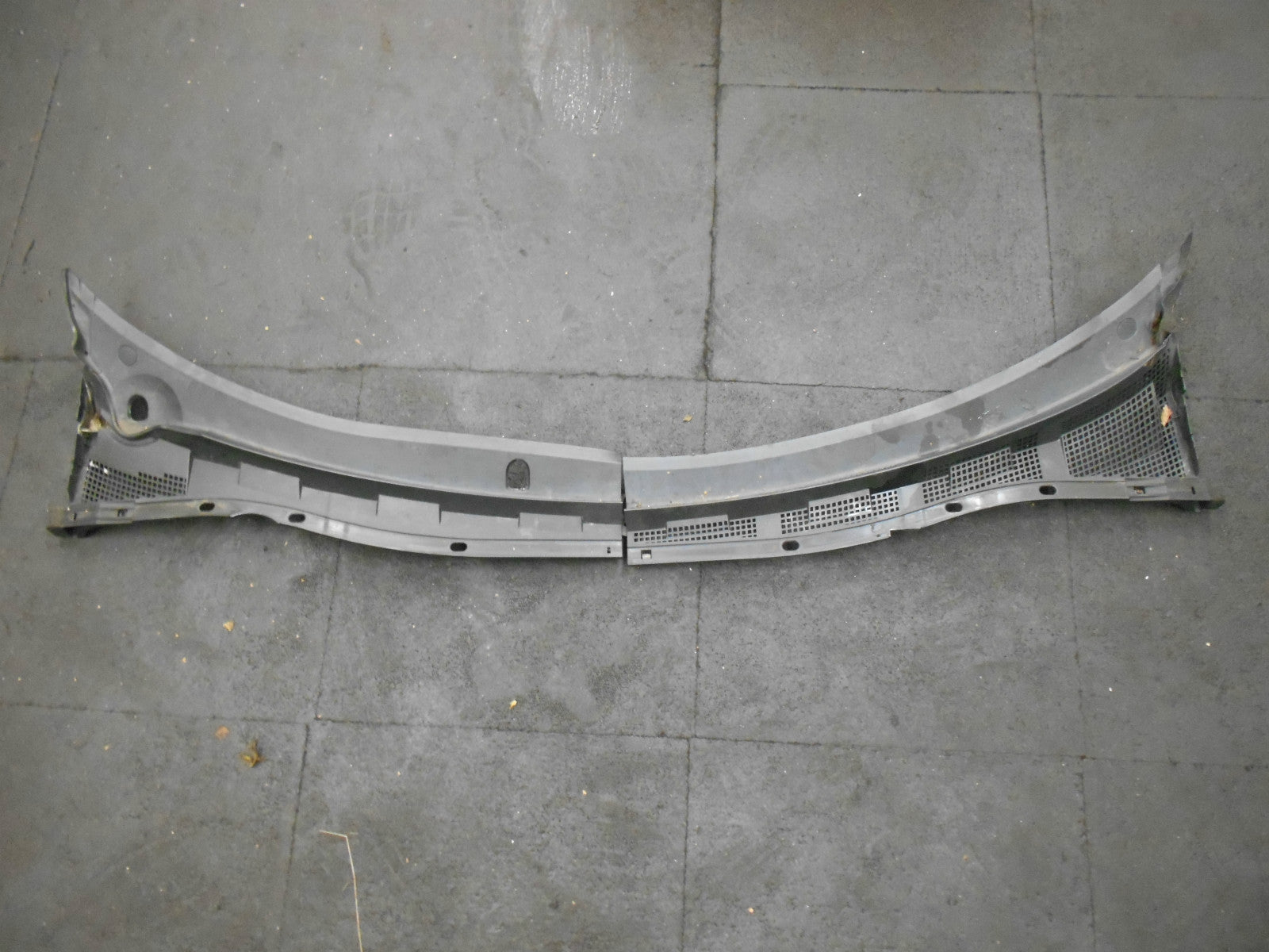 MAZDA 3 BK 2005 SCUTTLE PANEL WINDSCREEN WIPER SURROUND TRIM B32H507R1