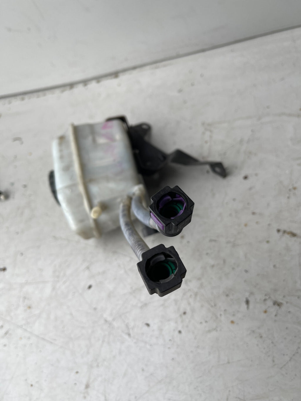 VAUXHALL CORSA E BRAKE FLUID RESERVOIR 55701378