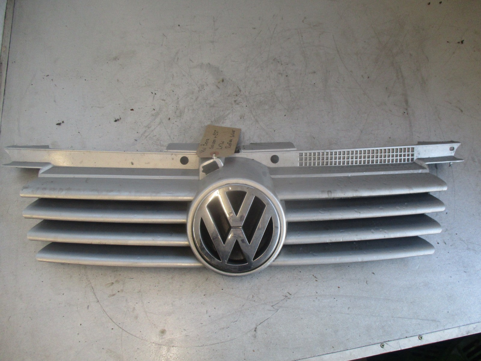 VW VOLKSWAGEN BORA 2003 FRONT BUMPER AIR INTAKE GRILL REFLEX SILVER 1J5853601A