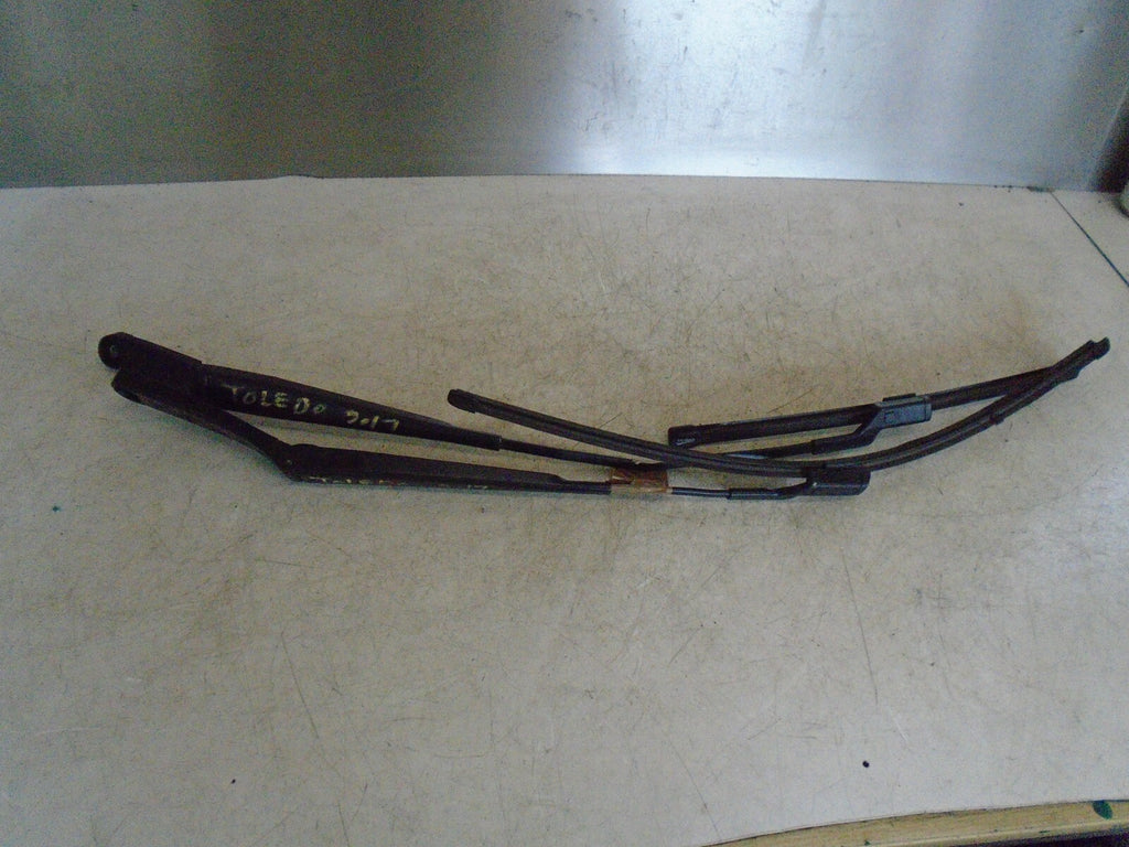 SEAT TOLEDO 2017 MK4 FRONT RIGHT LEFT PAIR WINDSCREEN WIPER ARMS 5JC955409