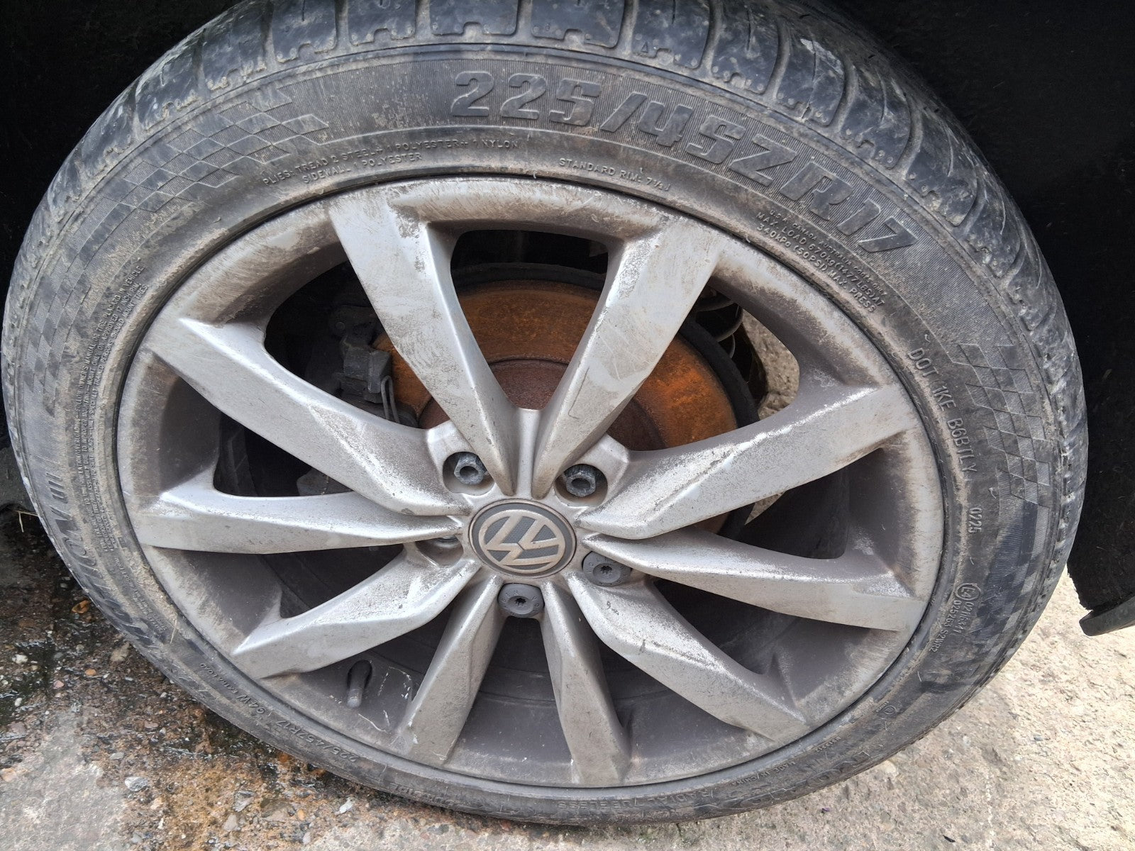 2016 VOLKSWAGEN GOLF MK7 17 INCH ALLOY WHEEL WITH TYRE 225/45R17