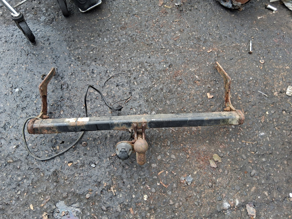 RENAULT CAPTUR 2018 REAR METAL TOW BAR WITH ELECTRICS PLUG